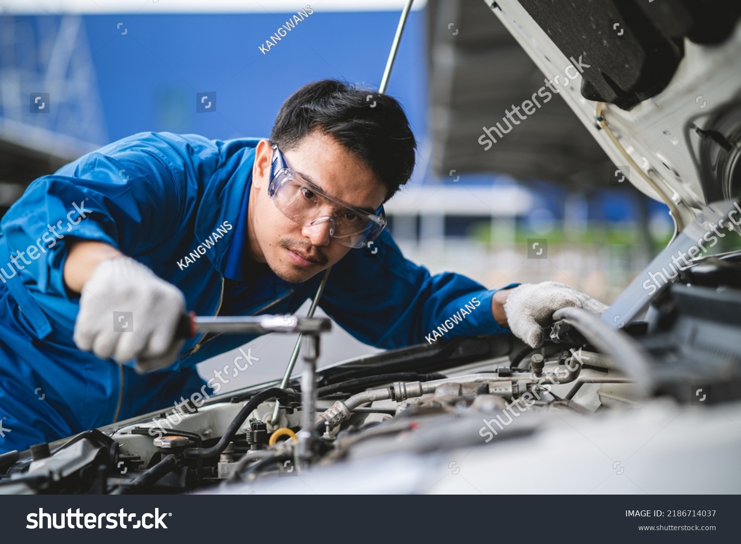 ky-thuat-vien-dang-kiem-tra-dong-co-o-to-tai-nhat-ban